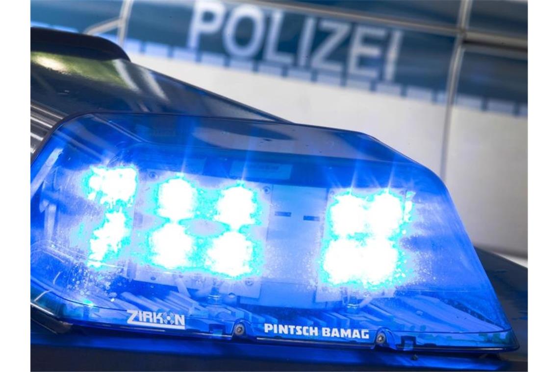 Ein Blaulicht leuchtet am auf dem Dach eines Polizeiwagens. Foto: Friso Gentsch/dpa/Symbolbild