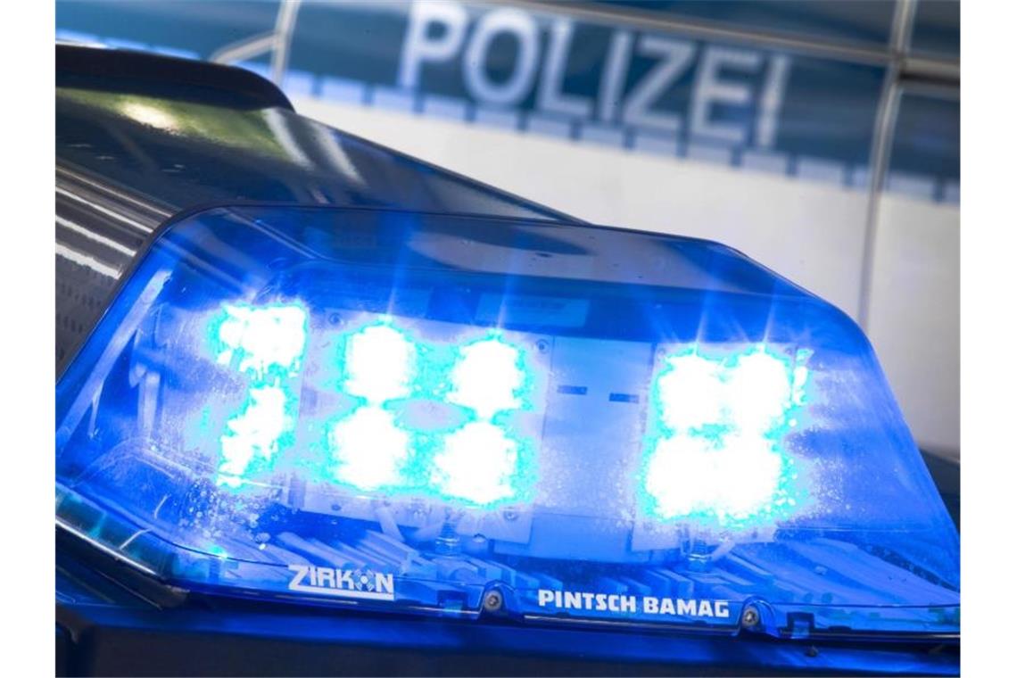 Betrunkener beschädigt Lastwagen und schläft ein