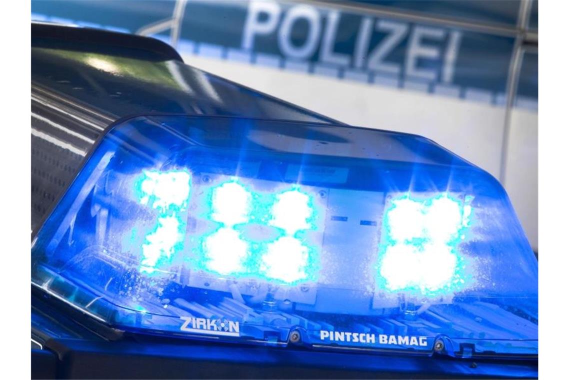 Mann flieht auf Roller vor Polizei und landet im Gefängnis Ein Blaulicht leuchtet am auf dem Dach eines Polizeiwagens. Foto: Friso Gentsch/dpa/Archivbild