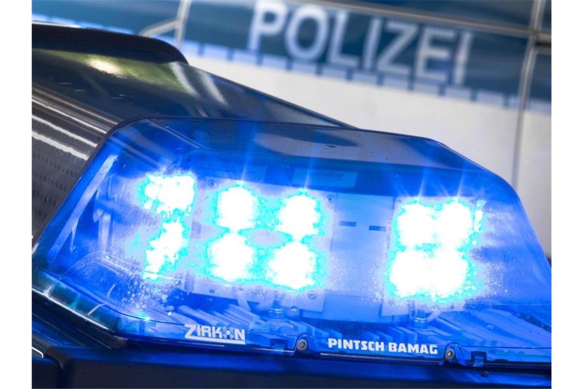 Ein Blaulicht leuchtet am auf dem Dach eines Polizeiwagens. Foto: Friso Gentsch/dpa/Archivbild