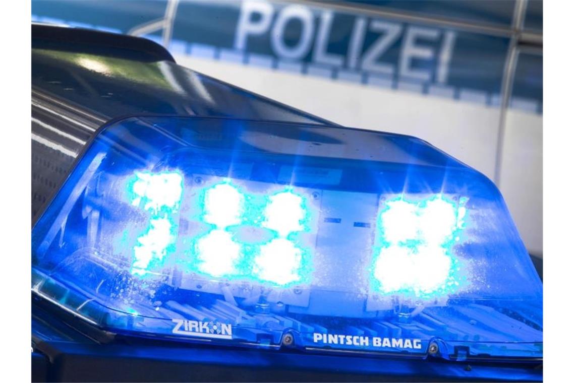 Ein Blaulicht leuchtet am auf dem Dach eines Polizeiwagens. Foto: Friso Gentsch/dpa/Archivbild