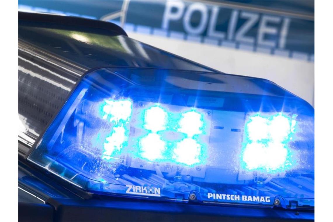 Ein Blaulicht leuchtet am auf dem Dach eines Polizeiwagens. Foto: Friso Gentsch/dpa/Symbolbild