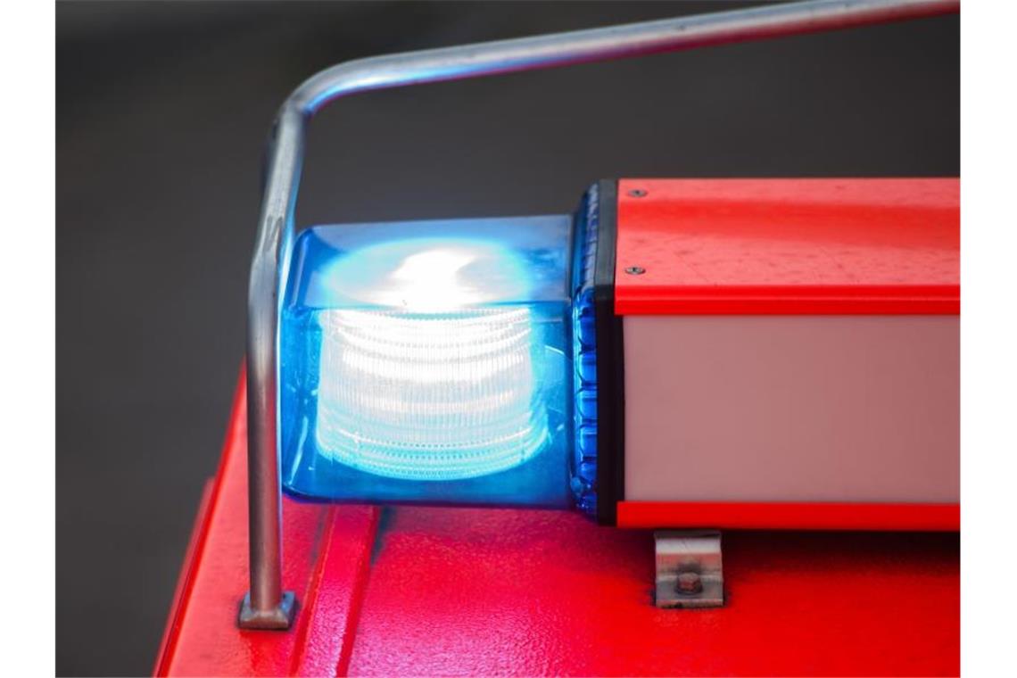 Ein Blaulicht leuchtet an einem Feuerwehrwagen. Foto: Daniel Bockwoldt/dpa/Symbolbild