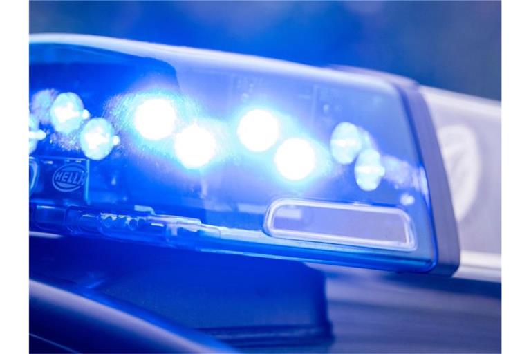 Ein Blaulicht leuchtet an einem Polizeiauto. Foto: Lino Mirgeler/dpa/Symbolbild