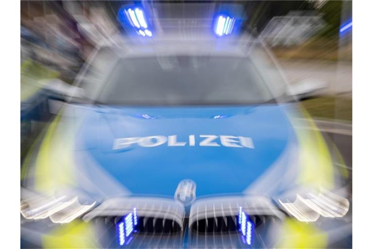 Ein Blaulicht leuchtet an einem Polizeifahrzeug. Foto: Daniel Karmann/dpa/Symbolbild