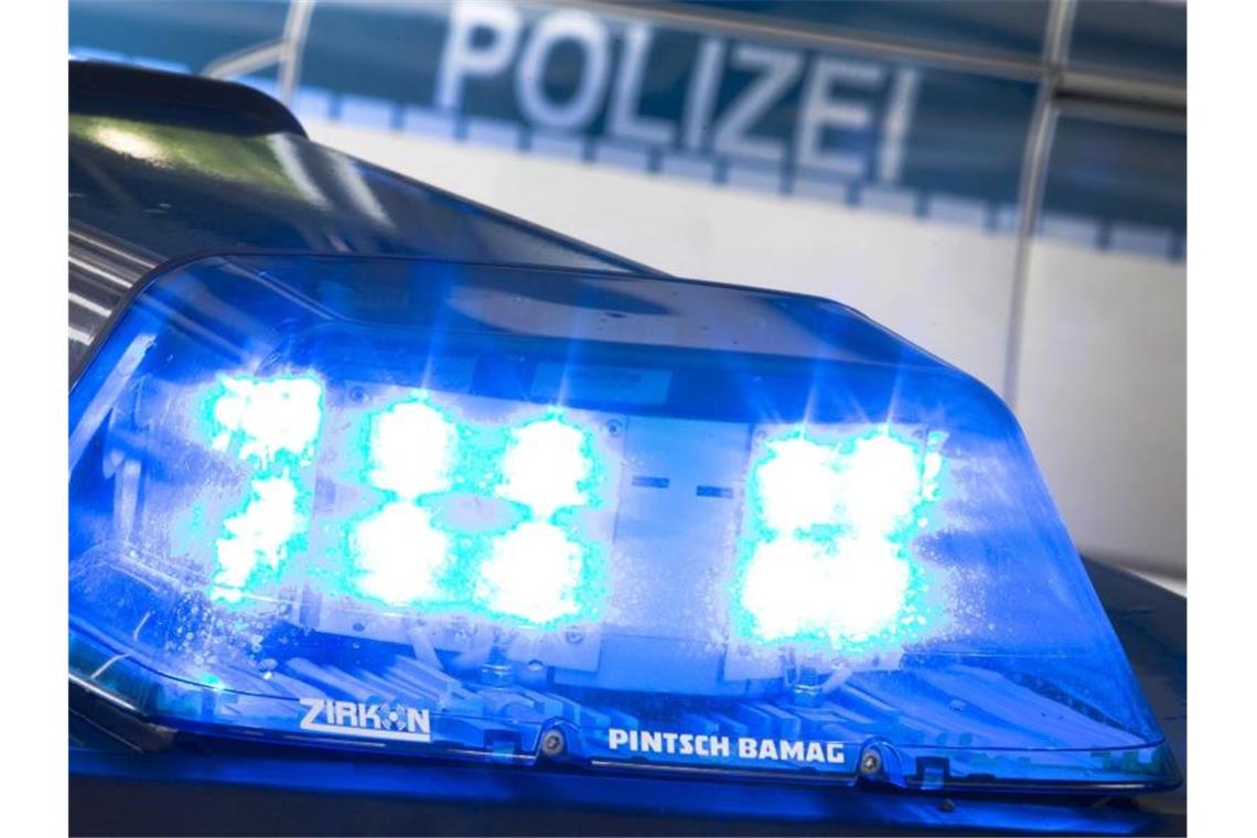 Ein Blaulicht leuchtet an einem Streifenwagen. (Symbolbild). Foto: Friso Gentsch/dpa/Symbolbild