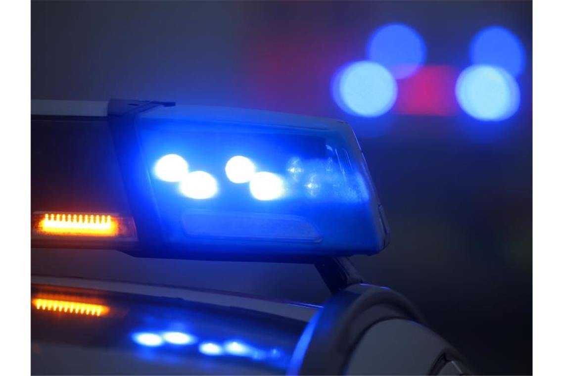 Ein Blaulicht leuchtet an einer Polizeistreife. Foto: Karl-Josef Hildenbrand/dpa/Symbolbild