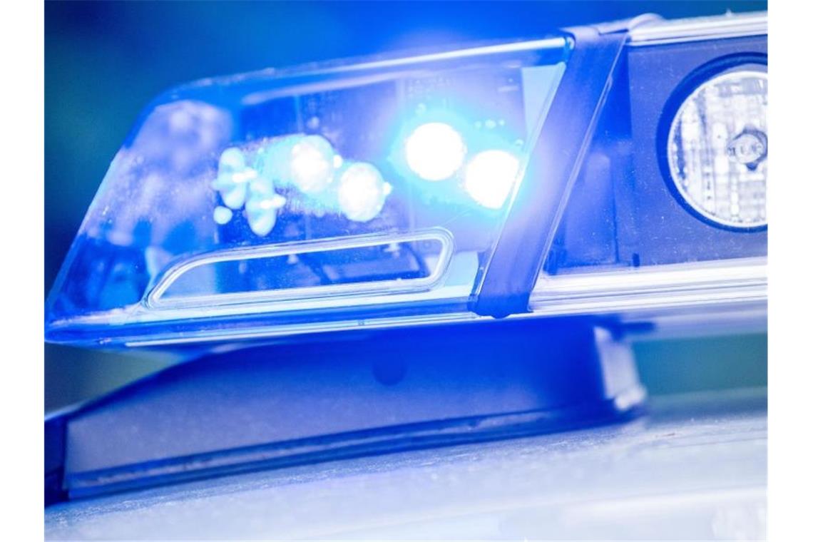 Armbrust-Schütze wird wegen totem Pfau online bedroht Ein Blaulicht leuchtet an einer Polizeistreife. Foto: Lino Mirgeler/dpa/Symbolbild