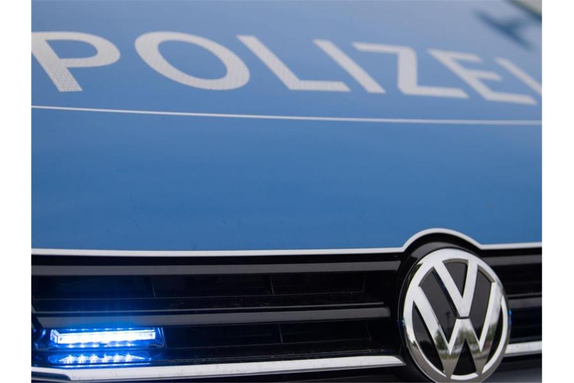 Lastwagenfahrer fährt auf Kreisverkehrsinsel und steckt fest Ein Blaulicht leuchtet an einer Polizeistreife. Foto: Lino Mirgeler/dpa/Archivbild