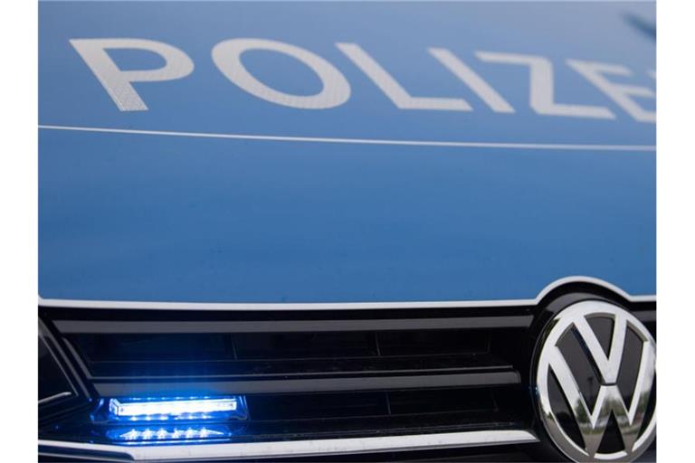 Ein Blaulicht leuchtet an einer Polizeistreife. Foto: Lino Mirgeler/dpa