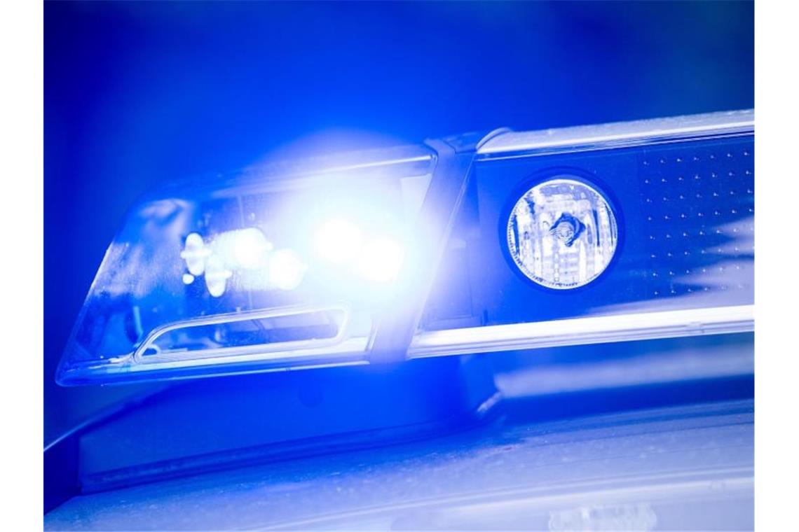 Seniorin von Fahrradfahrer beraubt und schwer verletzt Ein Blaulicht leuchtet an einer Polizeistreife. Foto: Lino Mirgeler/dpa/Archivbild