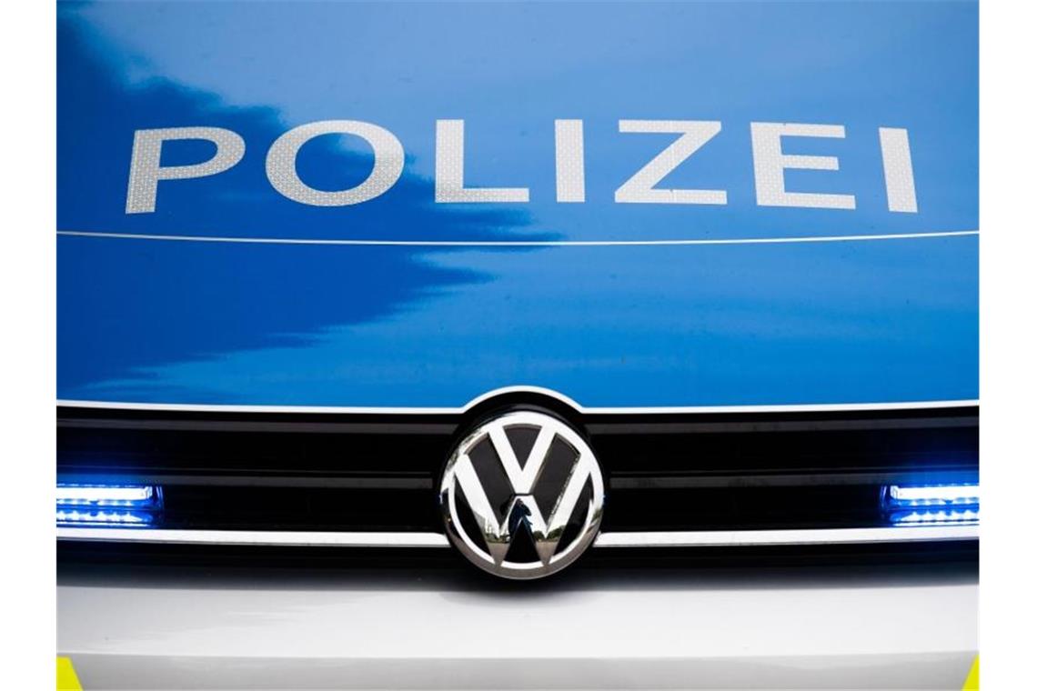 Ein Blaulicht leuchtet an einer Polizeistreife. Foto: Lino Mirgeler/dpa/Symbolbild