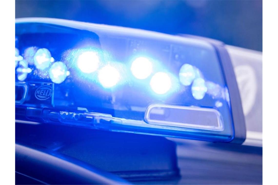 Mutmaßlicher Brandstifter gesteht Anschläge in Marbach Ein Blaulicht leuchtet an einer Polizeistreife. Foto: Lino Mirgeler/dpa/Archivbild