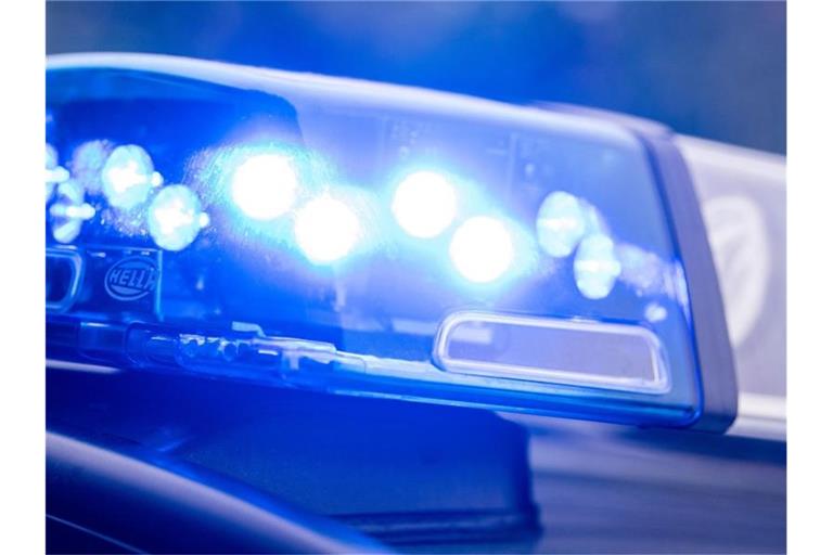 Ein Blaulicht leuchtet an einer Polizeistreife. Foto: Lino Mirgeler/dpa/Archivbild