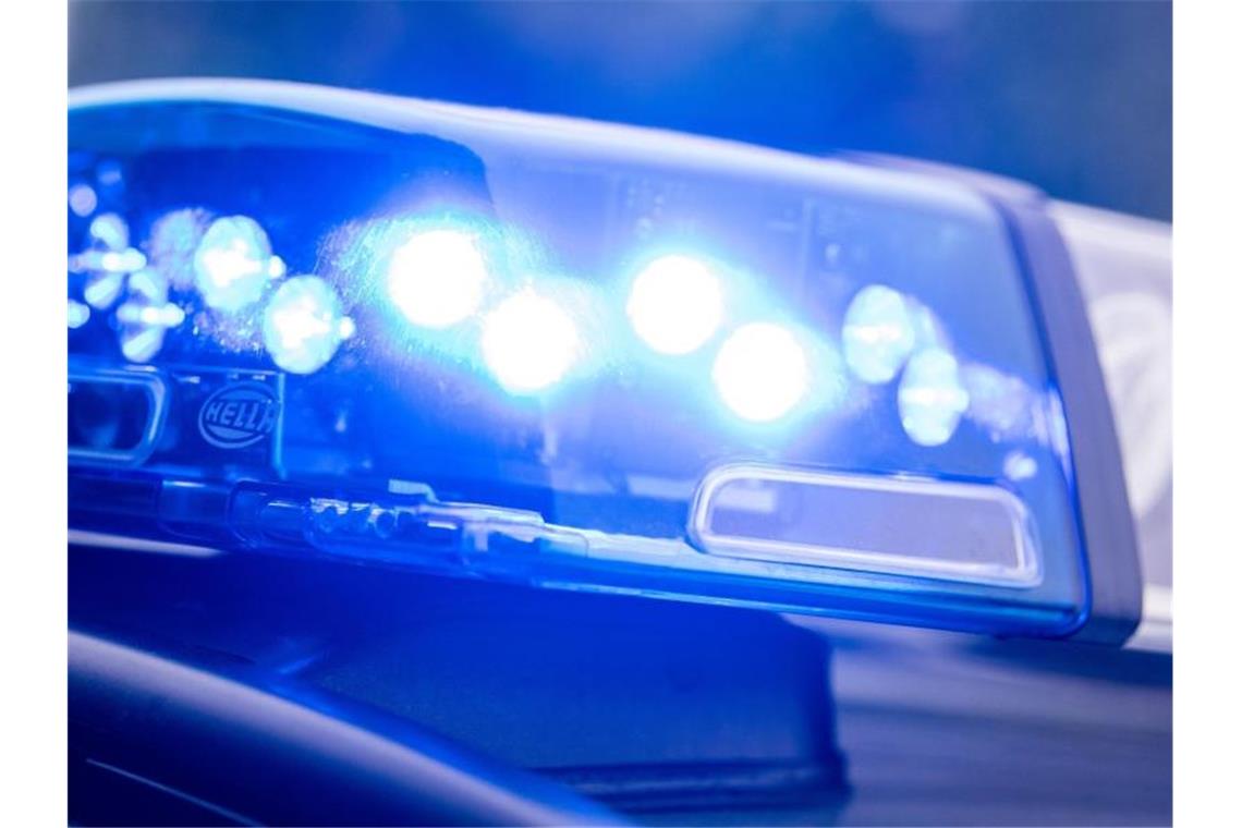 Ein Blaulicht leuchtet an einer Polizeistreife. Foto: Lino Mirgeler/Archivbild