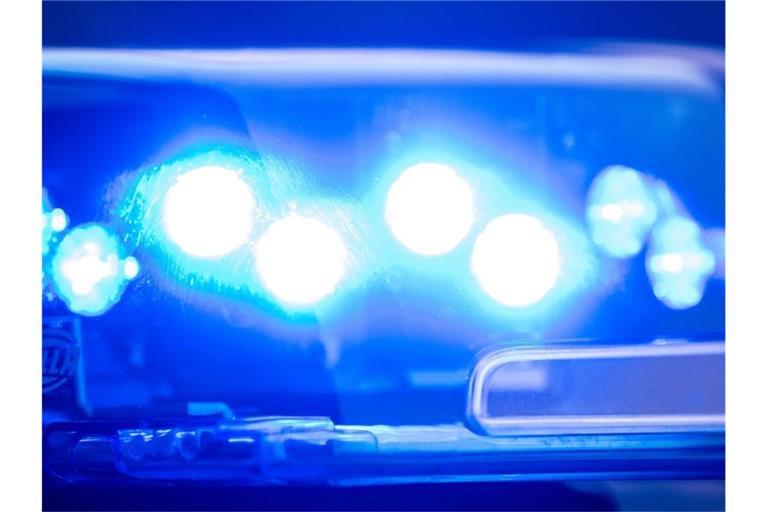 Ein Blaulicht leuchtet an einer Polizeistreife. Foto: Lino Mirgeler/dpa/Archivbild
