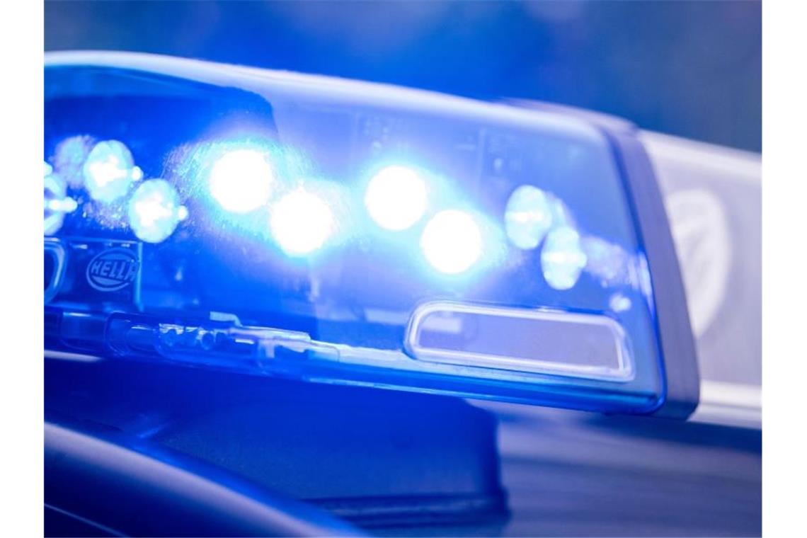 Rote Ampel missachtet: Vier Verletzte Ein Blaulicht leuchtet an einer Polizeistreife. Foto: Lino Mirgeler/Archivbild