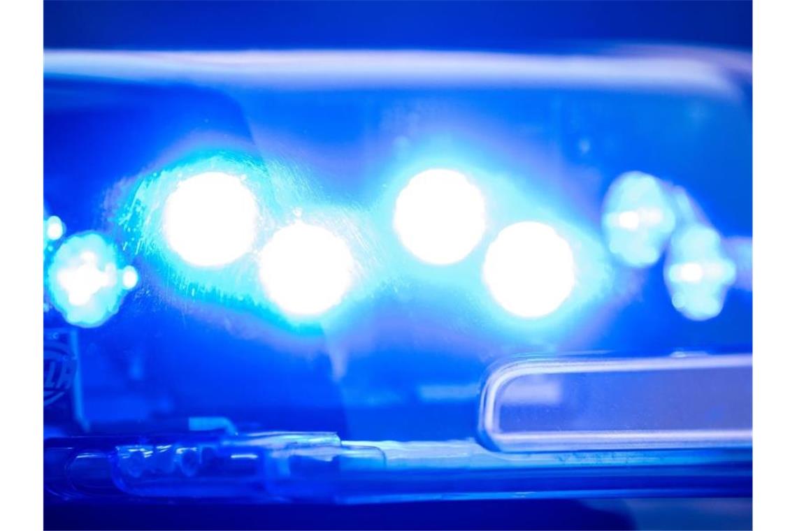 Fußgänger werden von Männergruppe angegriffen Ein Blaulicht leuchtet an einer Polizeistreife. Foto: Lino Mirgeler/Archivbild