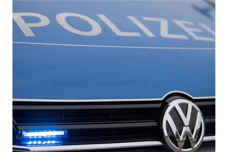 Ein Blaulicht leuchtet an einer Polizeistreife. Foto: Lino Mirgeler/Archiv