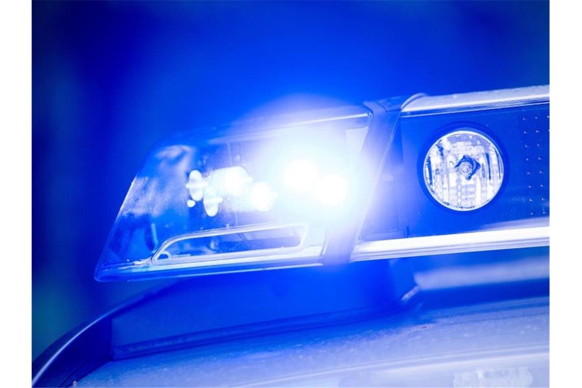 Auto brennt bei Essingen auf Bundesstraße aus