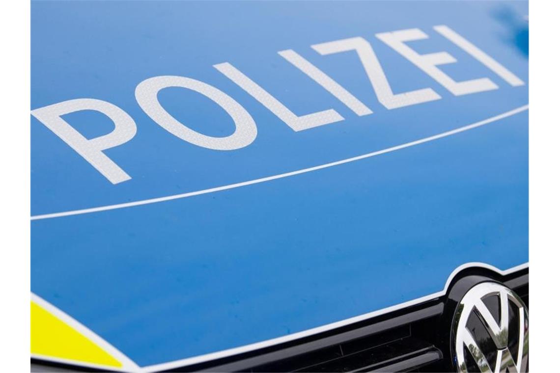 Räuber überfällt Großmarkt in Bruchsal Ein Blaulicht leuchtet an einer Polizeistreife. Foto: Lino Mirgeler/dpa