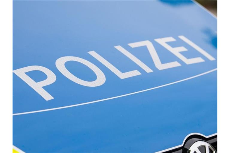 Ein Blaulicht leuchtet an einer Polizeistreife. Foto: Lino Mirgeler/dpa