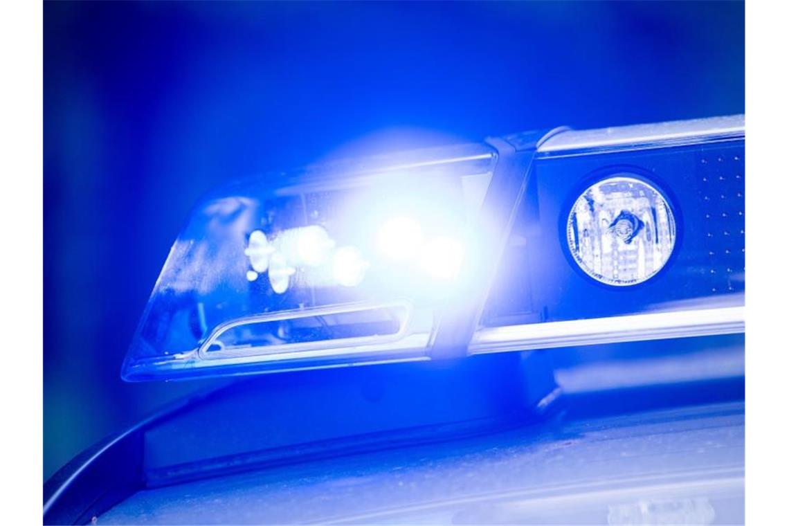 Mann ersticht Kontrahenten nach Streit auf offener Straße Ein Blaulicht leuchtet an einer Polizeistreife. Foto: Lino Mirgeler/dpa/Archivbild