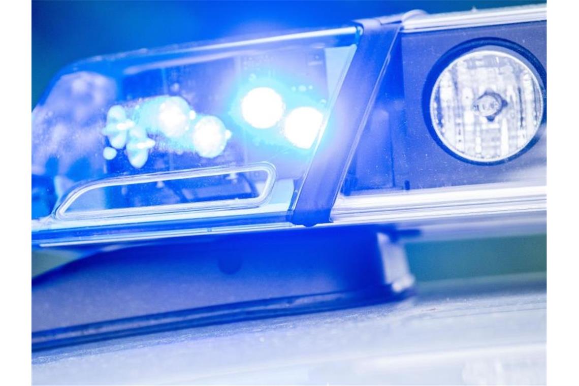 Polizei nimmt Drogenbande fest Ein Blaulicht leuchtet an einer Polizeistreife. Foto: Lino Mirgeler/dpa/Archivbild