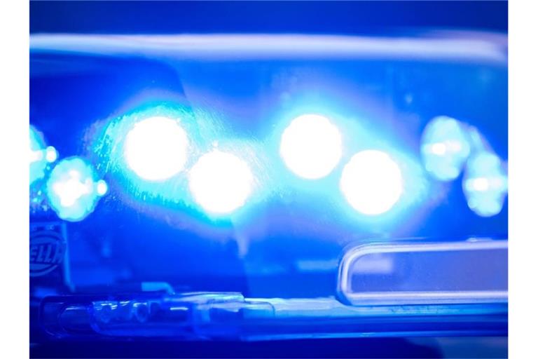 Ein Blaulicht leuchtet an einer Polizeistreife. Foto: Lino Mirgeler/dpa