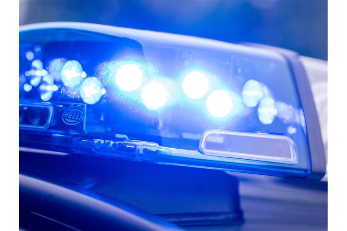 Falscher IT-Mitarbeiter erbeutet mehr als 20 000 Euro Ein Blaulicht leuchtet an einer Polizeistreife. Foto: Lino Mirgeler/dpa/Symbolbild