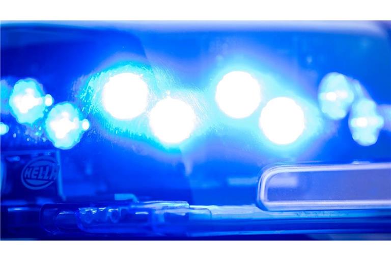 Ein Blaulicht leuchtet an einer Polizeistreife. (Symbolbild)