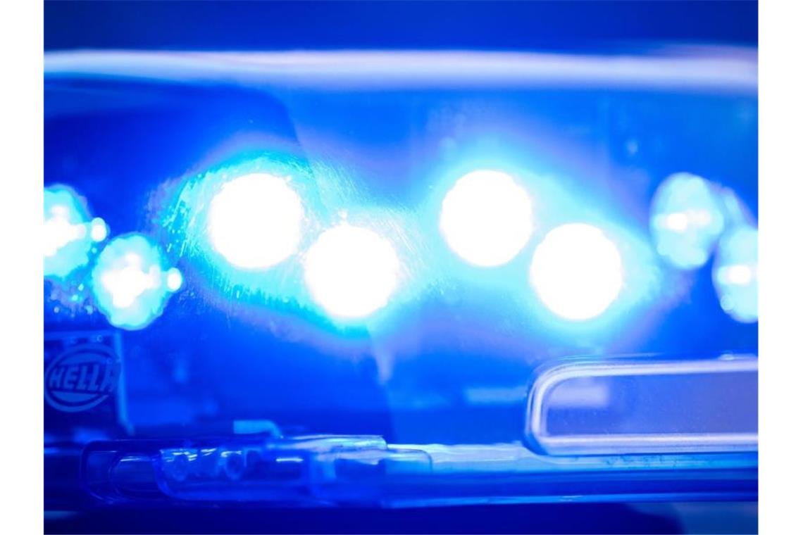 Schreckschusspistole löst Großeinsatz in Straßenbahn aus Ein Blaulicht leuchtet auf dem Dach einer Polizeistreife. Foto: Lino Mirgeler/dpa/Symbolbild