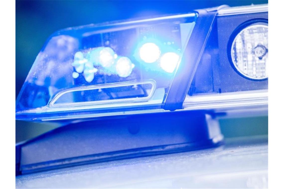 LKA-Chef regt Debatte über Abschaffung von Verjährungen an Ein Blaulicht leuchtet auf dem Dach einer Polizeistreife. Foto: Lino Mirgeler/dpa/Symbolbild