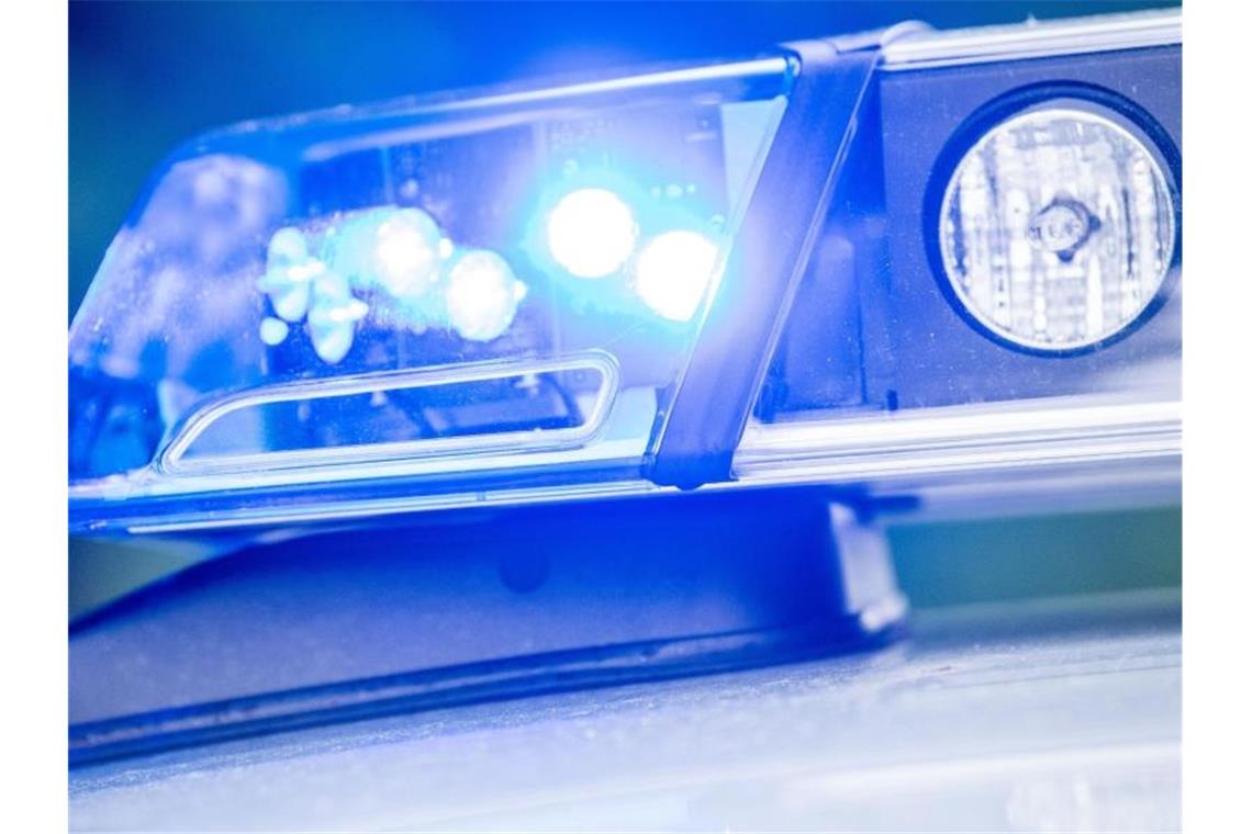 53-Jähriger fährt mit Auto auf Mauer: Tot