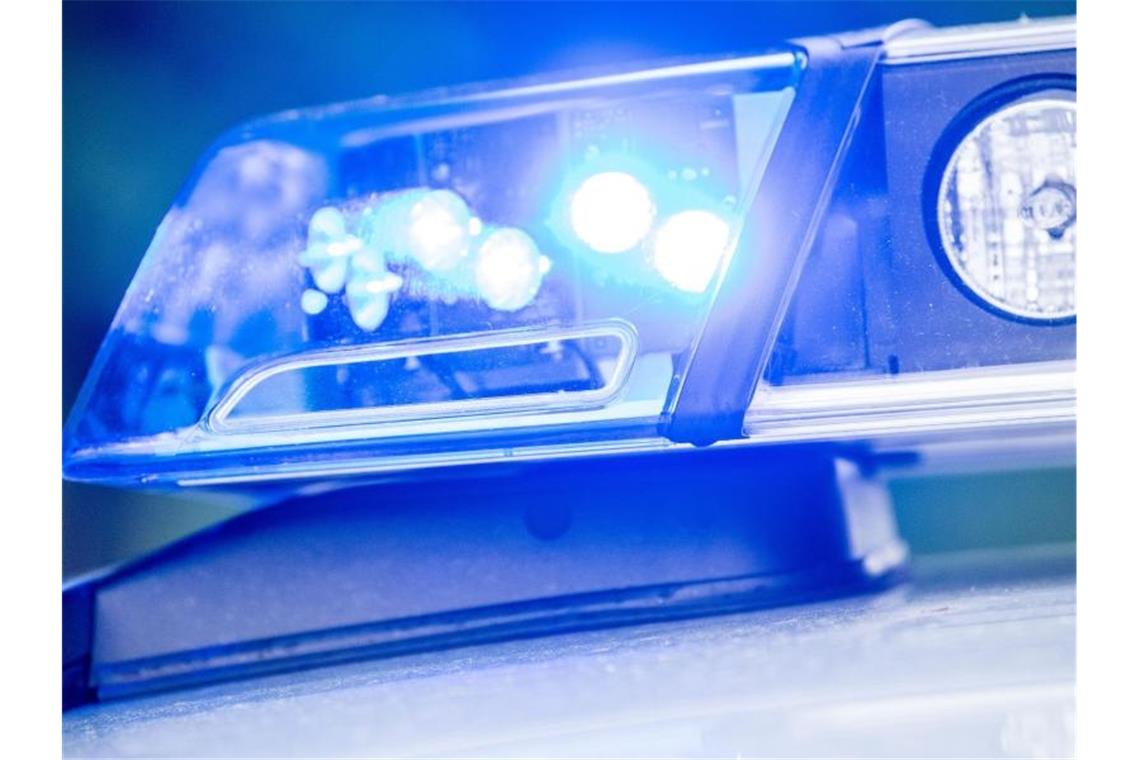 Betrunkener Autofahrer verletzt Polizisten Ein Blaulicht leuchtet auf dem Dach einer Polizeistreife. Foto: Lino Mirgeler/dpa/Symbolbild