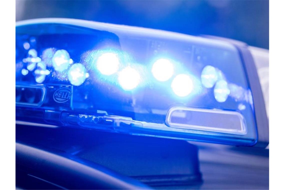 Mann hat seit 2014 keinen Führerschein mehr: Und fährt Auto Ein Blaulicht leuchtet auf dem Dach einer Polizeistreife. Foto: Lino Mirgeler/dpa/Symbolbild