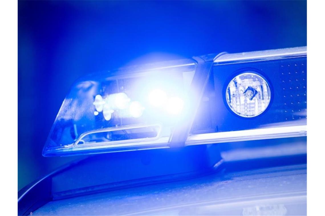 Unfall auf Bundesstraße mit zwei lebensgefährlich Verletzten Ein Blaulicht leuchtet auf dem Dach einer Polizeistreife. Foto: Lino Mirgeler/dpa/Symbolbild