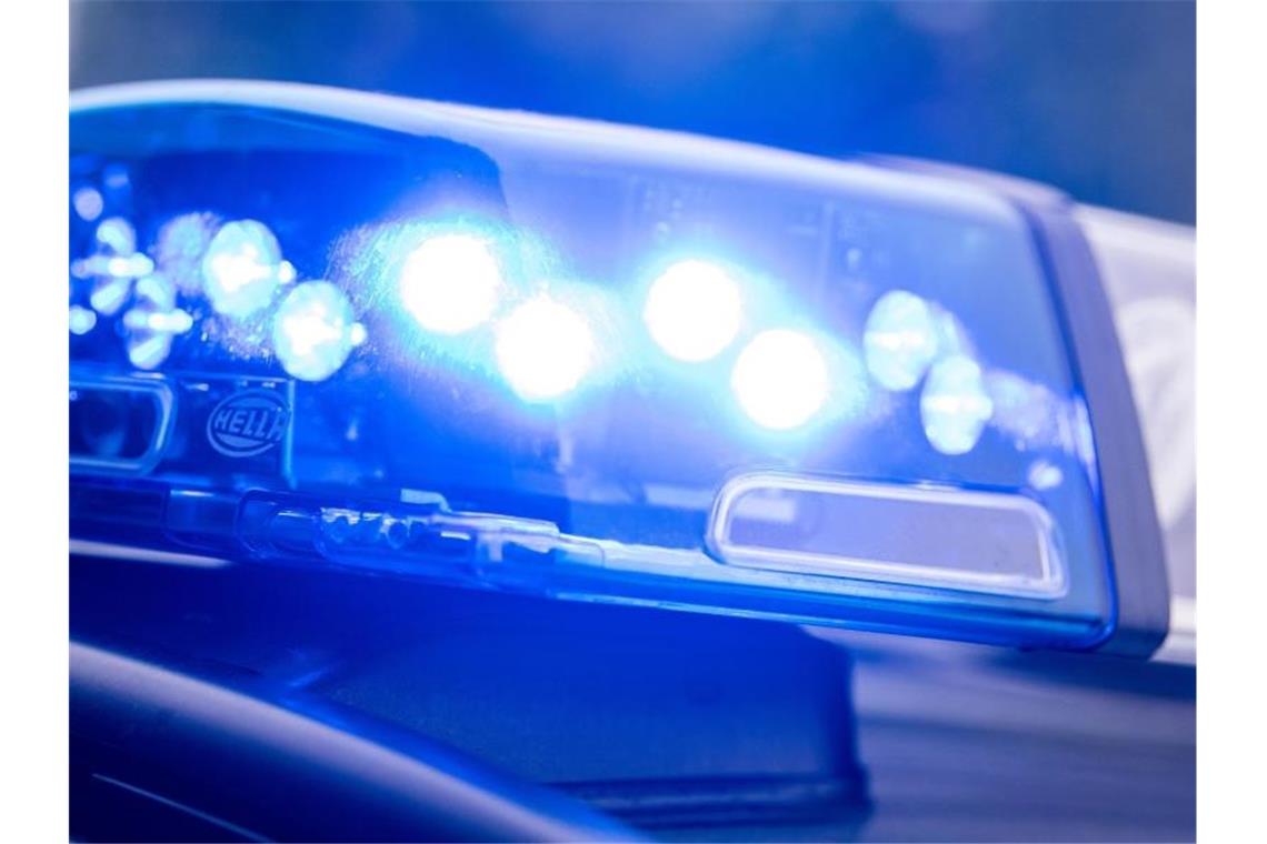 Mann klettert auf Güterzug und stirbt nach Stromschlag Ein Blaulicht leuchtet auf dem Dach einer Polizeistreife. Foto: Lino Mirgeler/dpa/Symbolbild