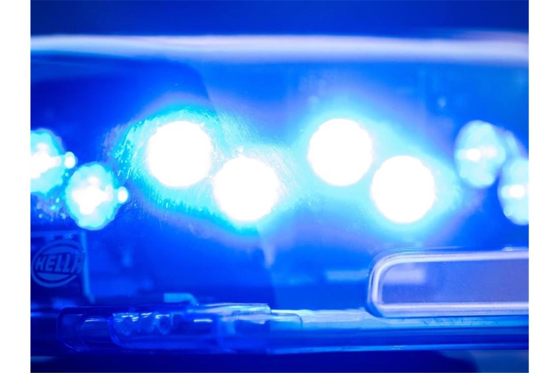 19-Jähriger prallt mit Auto gegen Baum