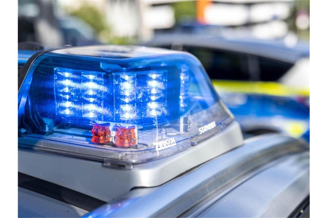 Auseinandersetzung in Stuttgart: Mensch durch Stich verletzt Ein Blaulicht leuchtet auf dem Dach eines Einsatzwagens der Polizei. Foto: David Inderlied/dpa/Symbolbild
