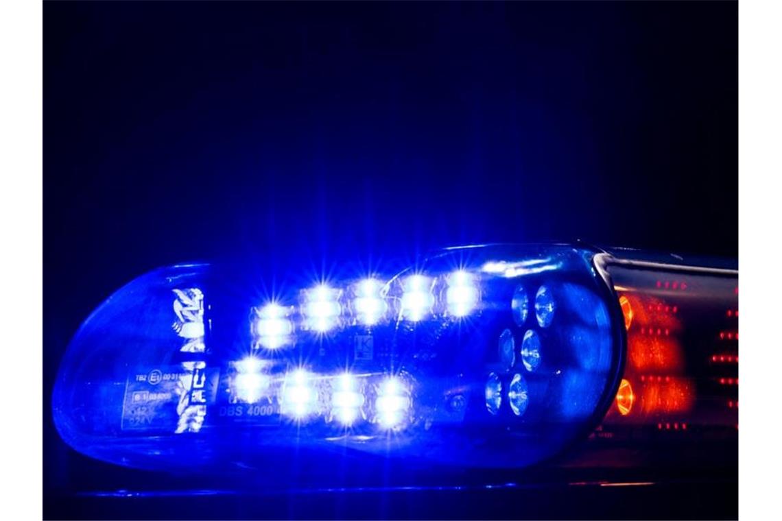 Ein Blaulicht leuchtet auf dem Dach eines Polizeifahrzeugs. Foto: Monika Skolimowska/dpa-Zentralbild/ZB/Illustration