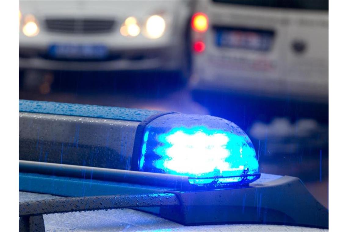 Polizei nimmt mutmaßliche Benzindiebe fest Ein Blaulicht leuchtet auf dem Dach eines Polizeifahrzeugs. Foto: picture alliance/dpa/Symbolbild