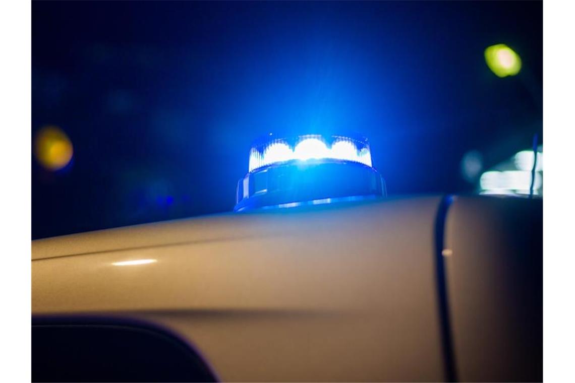 Kontrahenten mit Stange angegriffen: Brüder festgenommen Ein Blaulicht leuchtet auf dem Dach eines Polizeifahrzeugs. Foto: Fernando Gutierrez-Juarez/dpa/Symbolbild