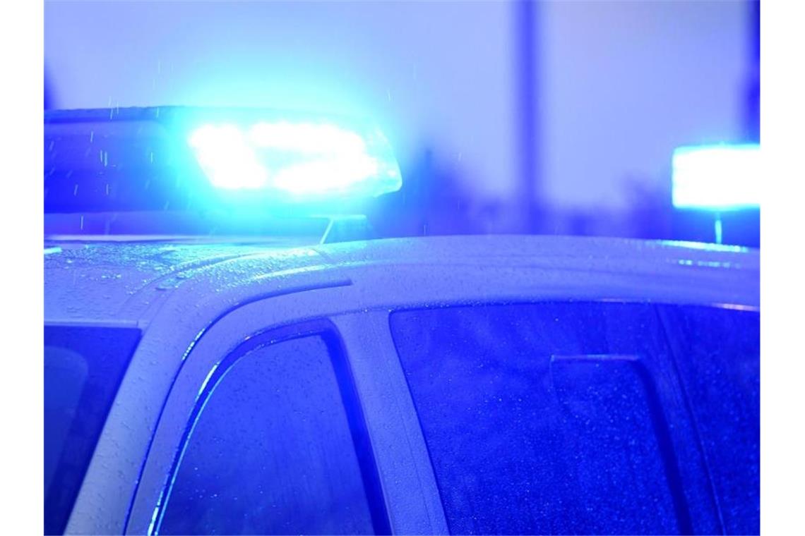 Ein Blaulicht leuchtet auf dem Dach eines Polizeifahrzeugs. Foto: Carsten Rehder/dpa/Symbolbild