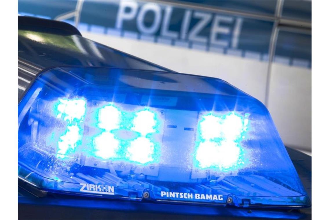 Unbekannter schüttet hautreizende Flüssigkeit auf Familie Ein Blaulicht leuchtet auf dem Dach eines Polizeiwagens. Foto: Friso Gentsch/dpa/Symbolbild