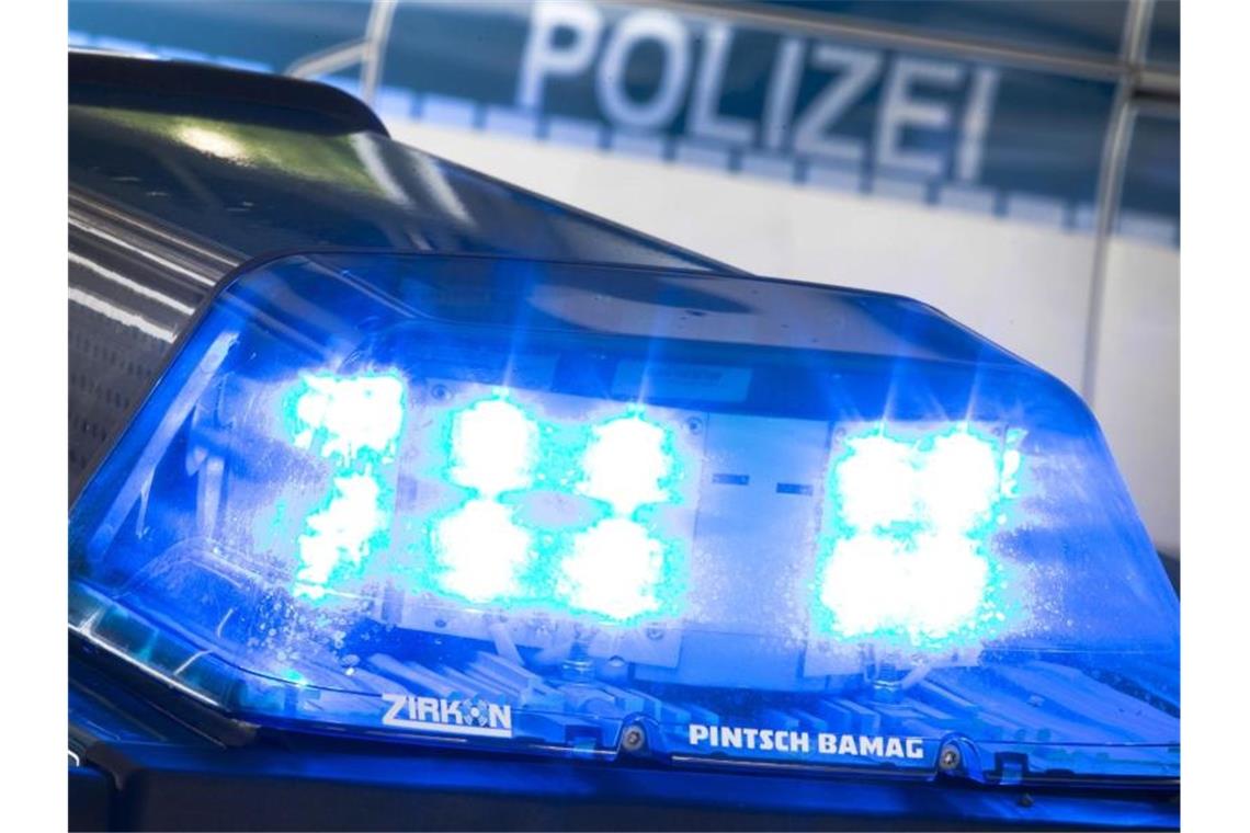 Ein Blaulicht leuchtet auf dem Dach eines Polizeiwagens. Foto: picture alliance / Friso Gentsch/dpa/Symbolbild