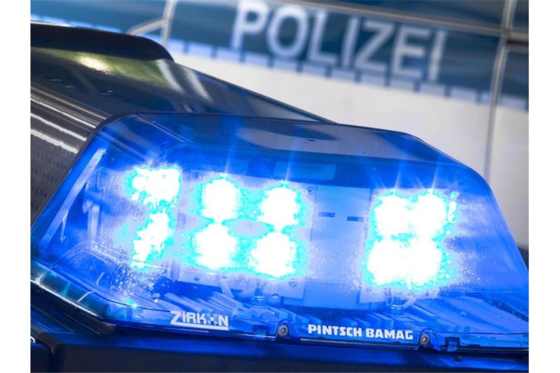 Ein Blaulicht leuchtet auf dem Dach eines Polizeiwagens. Foto: picture alliance / Friso Gentsch/dpa/Illustration