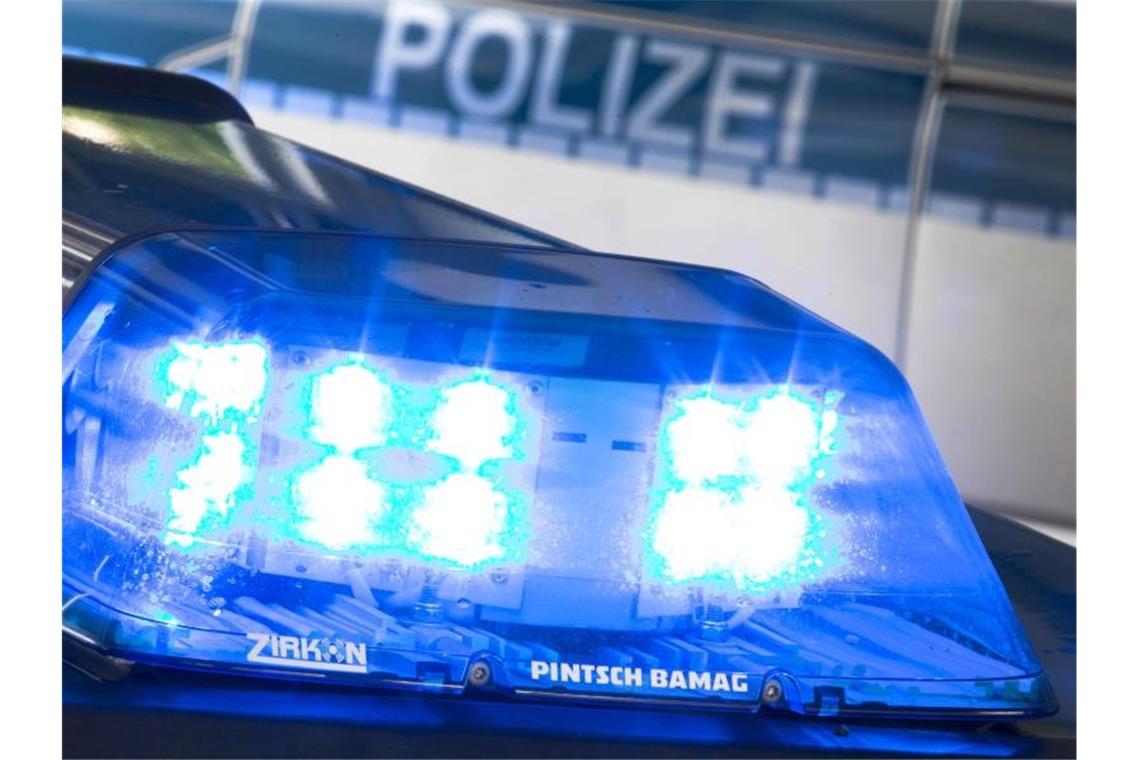 Ein Blaulicht leuchtet auf dem Dach eines Polizeiwagens. Foto: Friso Gentsch/dpa/Symbolbild/Archivbild