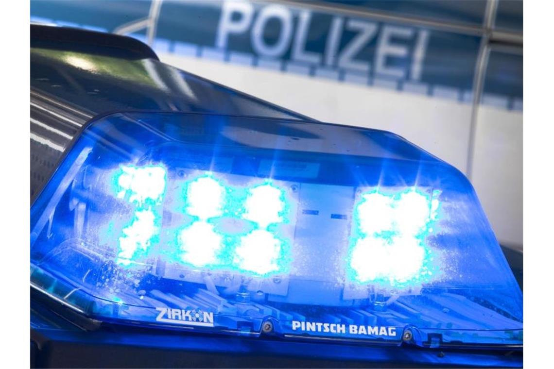 Ein Blaulicht leuchtet auf dem Dach eines Polizeiwagens. Foto: Friso Gentsch/dpa/Symbolbild