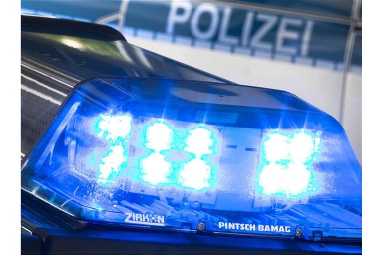 Ein Blaulicht leuchtet auf dem Dach eines Polizeiwagens. Foto: Friso Gentsch/dpa/Archivbild